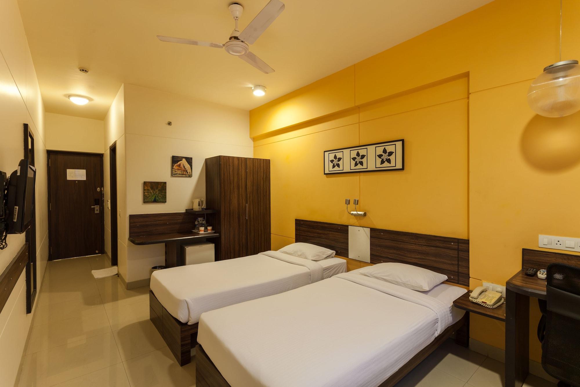 Surat Hotel Exterior foto