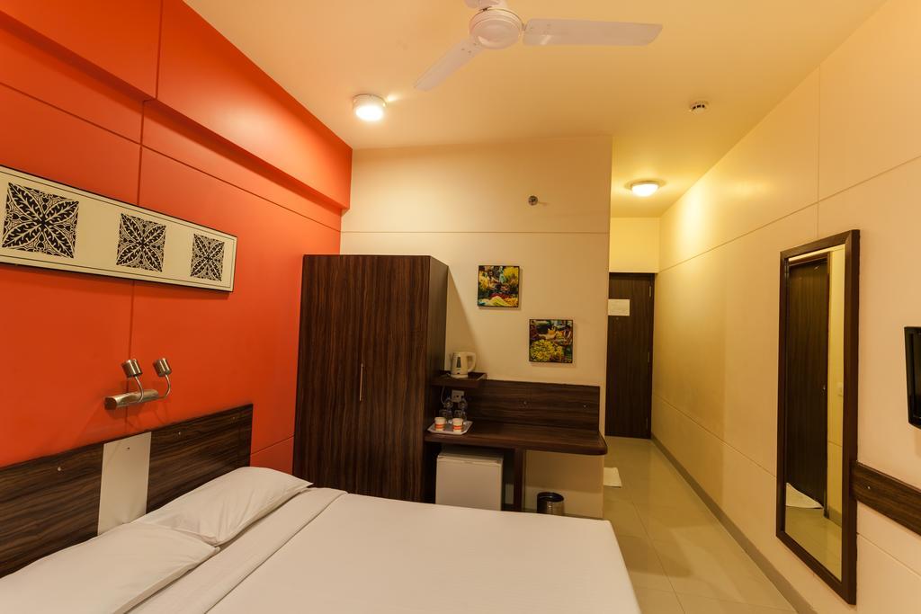 Surat Hotel Exterior foto