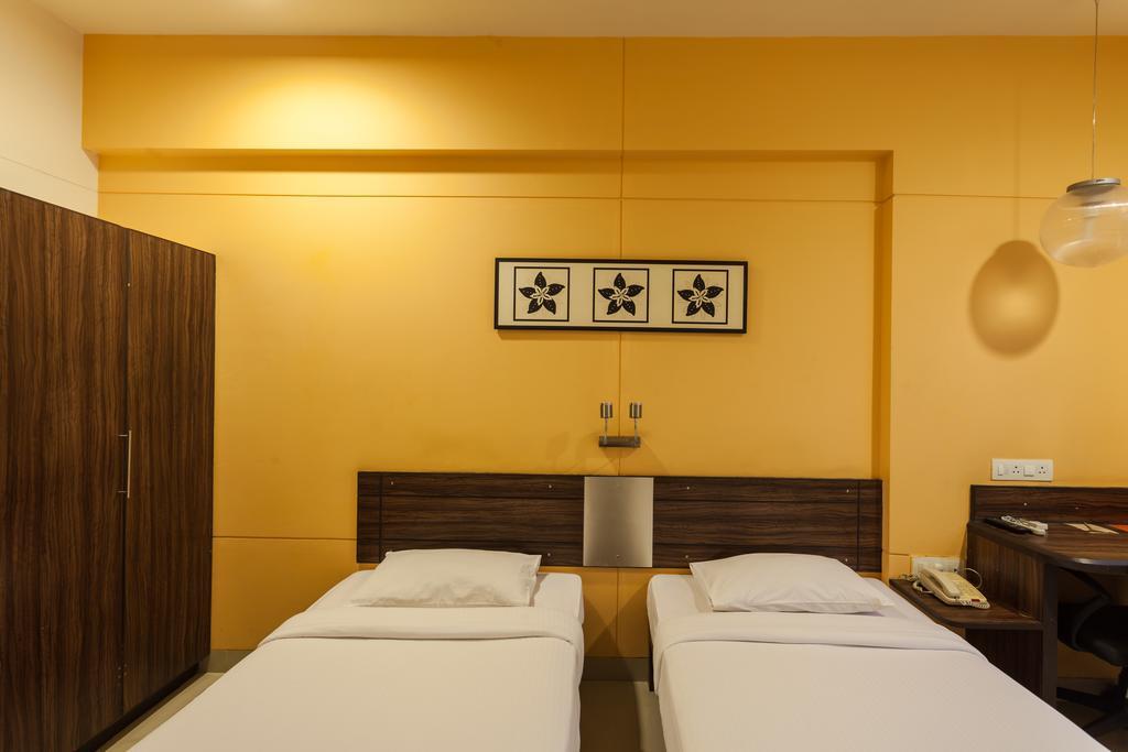 Surat Hotel Exterior foto