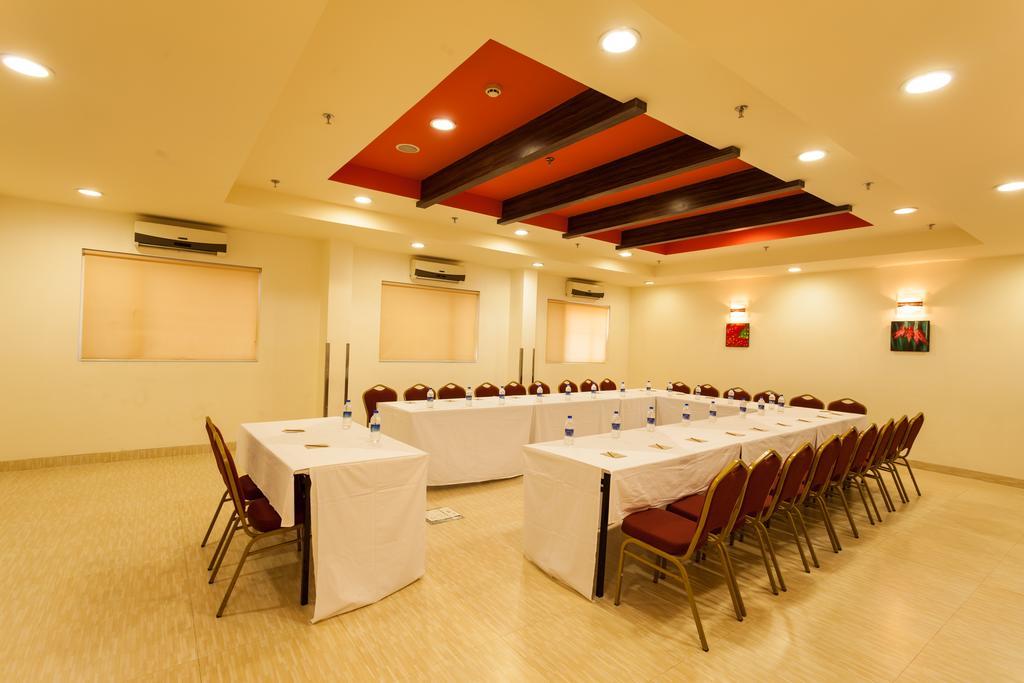 Surat Hotel Exterior foto